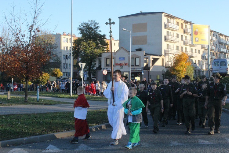 Po Wodzisławiu święci chodzą uśmiechnięci w marszu Wszystkich Świętych, ab